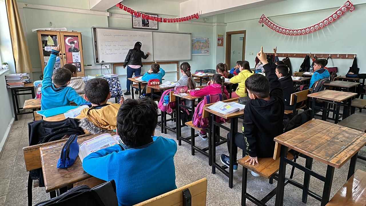 Milyonlarca velinin beklediği haber: MEB'den okullarda yeni düzenleme!