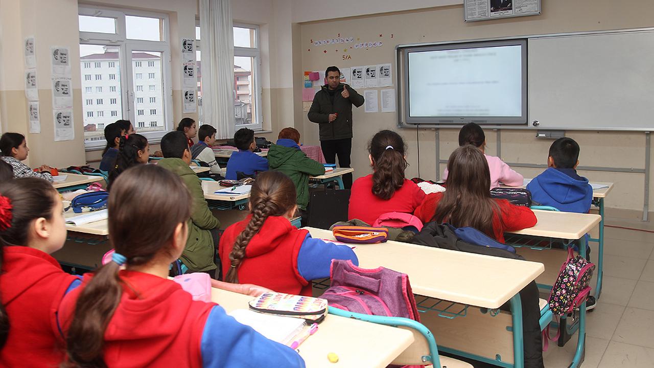 Bakan Tekin'den öğrenci paylaşımı uyarısı: sosyal medyada veli izni olmadan yayın yapanlara cezai işlem!